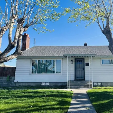 Buy this 3 bed house on 924 West Jan Street in Pasco, WA 99301