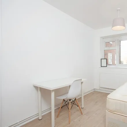 Rent this 3 bed apartment on John Pritchard House in Buxton Street, Spitalfields