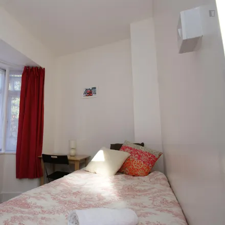 Rent this 5 bed room on 124 Old Oak Common Lane in London, W3 7DN