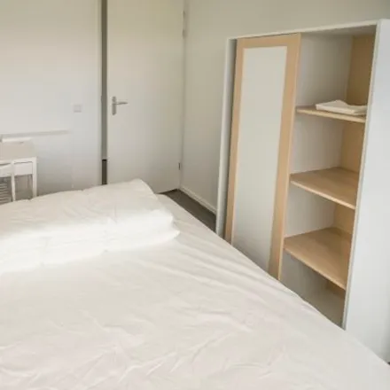 Rent this 4 bed room on Jan van Zutphenstraat 251 in 1069 RR Amsterdam, Netherlands