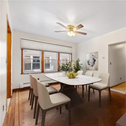 Image 6 - 21-62 24th Street, New York, NY 11105, USA - House for sale