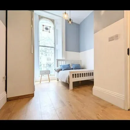 Rent this studio apartment on 83 Kensington Gardens Square in London, W2 4BB