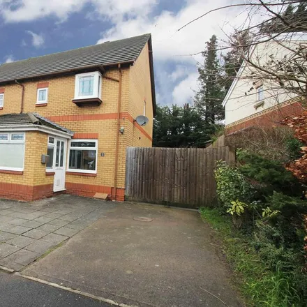 Rent this 3 bed duplex on unnamed road in Beddau, CF38 2JH