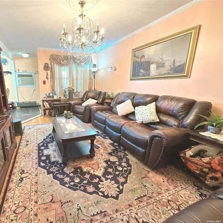 Image 5 - 19-06 150th Street, New York, NY 11357, USA - House for sale