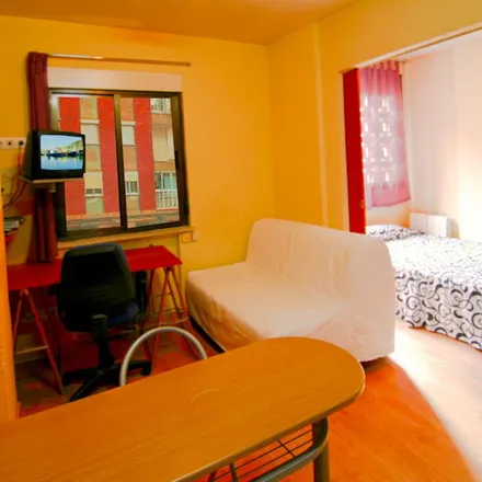Image 8 - Calle Arapiles, 56, 59, 37007 Salamanca, Spain - Apartment for rent