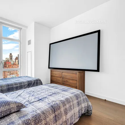 Image 3 - The Halcyon, 305 East 51st Street, New York, NY 10022, USA - Townhouse for sale