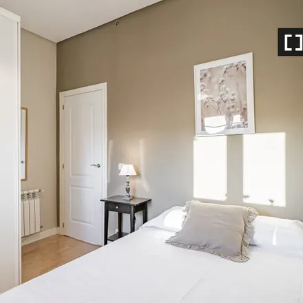 Rent this 5 bed room on Instituto de Educación Secundaria Avenida de los Toreros in Avenida de los Toreros, 57