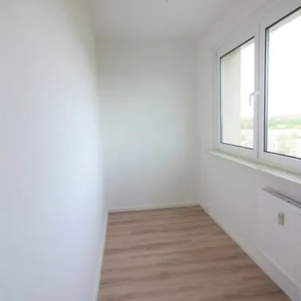 Rent this 4 bed apartment on Mailänder Höhe 6 in 06128 Halle (Saale), Germany