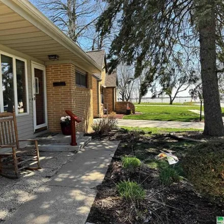 Image 2 - 542 West Lakeshore Drive, Storm Lake, IA 50588, USA - House for sale