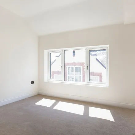 Rent this 2 bed apartment on Hail & Ride Avenue Road / Station Road in Avenue Road, London