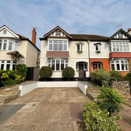 Rent this 4 bed duplex on Woodfield Gardens in Leigh on Sea, SS9 1EW
