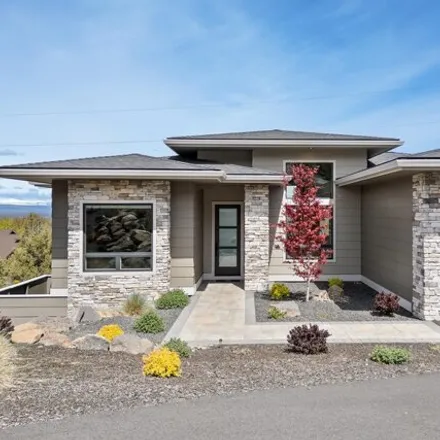 Buy this 3 bed house on 883 Highland View Loop in Redmond, OR 97756