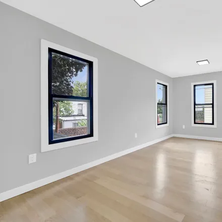 Image 7 - 931 East 31st Street, New York, NY 11210, USA - Townhouse for sale