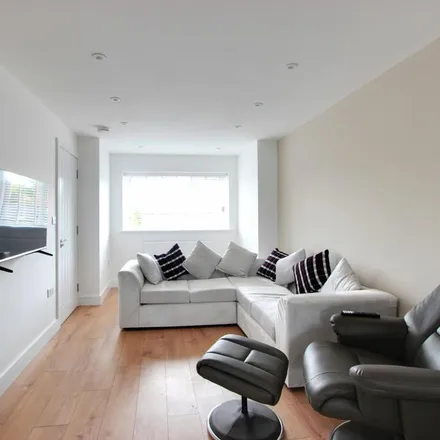Rent this 4 bed duplex on The Elms in Bletchley, MK3 6DB