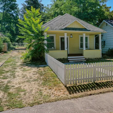 Buy this 3 bed house on 1020 East 11th Street in Medford, OR 97504