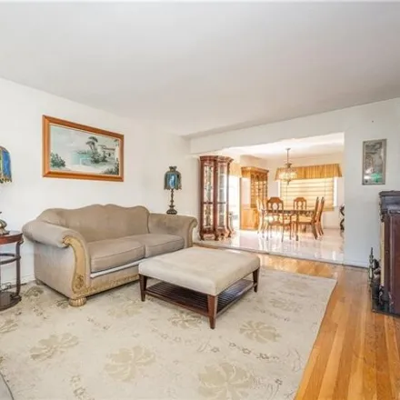Image 2 - 2423 Woodhull Avenue, New York, NY 10469, USA - House for sale