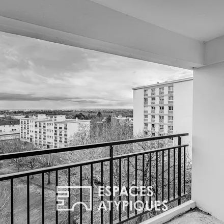 Rent this 3 bed apartment on 8 Rue Montoir Poissonnerie in 14000 Caen, France