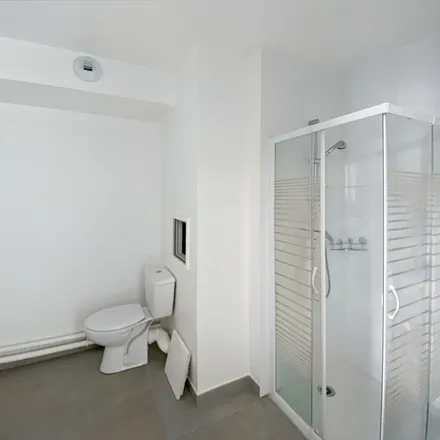 Rent this 3 bed apartment on 19 Avenue Paul Vaillant-Couturier in 94290 Villeneuve-le-Roi, France