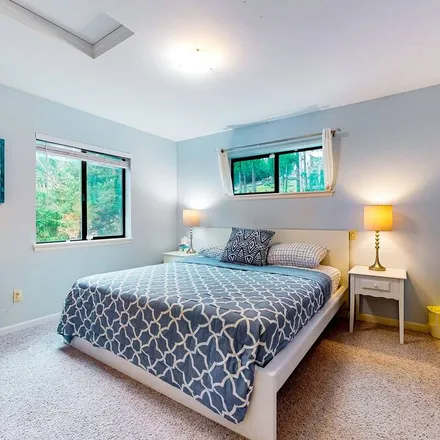 Rent this 3 bed apartment on Issaquah in WA, 98129
