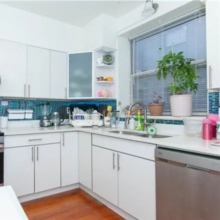 Image 7 - 1727 East 14th Street, New York, NY 11229, USA - House for sale