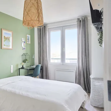 Rent this 3 bed room on Résidence Alfred de Musset in 145 Rue de la Bassée, 59037 Lille