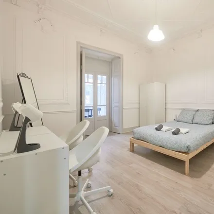 Rent this 6 bed room on Rua Francisco Sanches