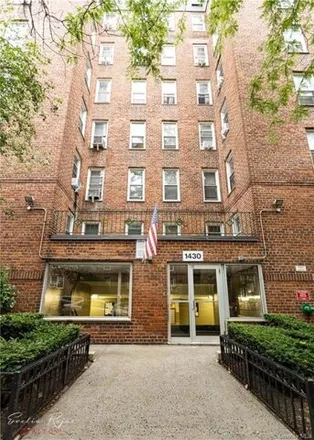 Buy this studio apartment on 1430 Thieriot Avenue in New York, NY 10460