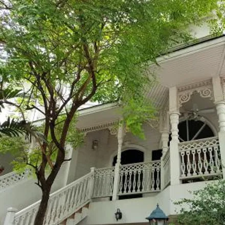 Rent this 3 bed house on พิพิธภัณฑ์การเรียนรู้อุตุนิยมวิทยา in Sukhumvit Road, Bang Na District