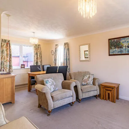 Image 2 - Maple Croft, Leeds, LS17 6AN, United Kingdom - Apartment for sale