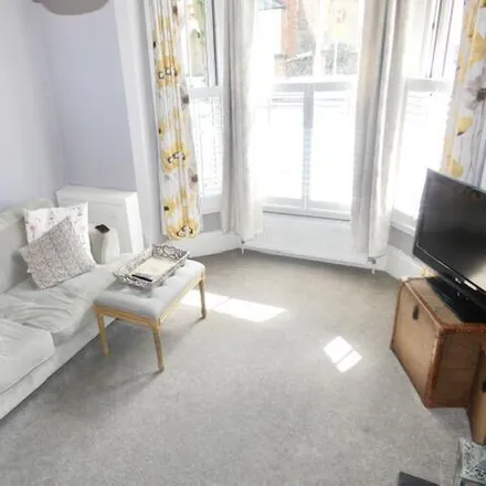 Image 3 - Charnwood Grove, West Bridgford, NG2 7NT, United Kingdom - Townhouse for rent