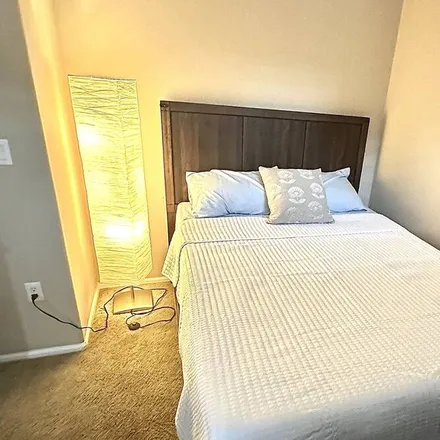 Rent this 3 bed condo on Glendale