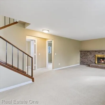 Image 5 - 2026 Cumberland Road, Rochester Hills, MI 48307, USA - House for rent