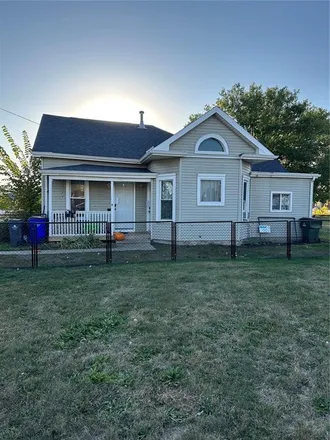 Buy this studio duplex on 500 C Avenue Northwest in Cedar Rapids, IA 52405