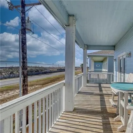 Image 4 - 112 State Highway 35 South, Rockport, TX 78382, USA - House for sale