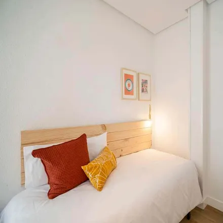 Rent this 16 bed room on Madrid in Artes Escénicas caraB, Calle del Conde de la Cimera