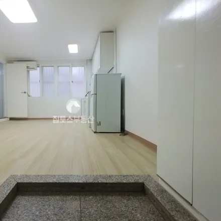 Rent this studio apartment on 서울특별시 강남구 신사동 554-9