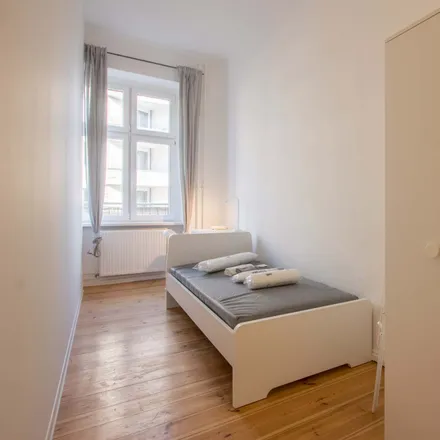 Rent this 3 bed room on Johanna Kaufmann in Boxhagener Straße, 10245 Berlin