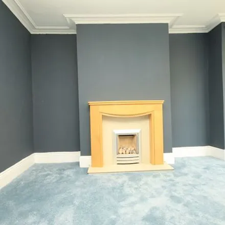 Rent this 3 bed townhouse on The New City Road Laundry Service in 716 City Road, Sheffield