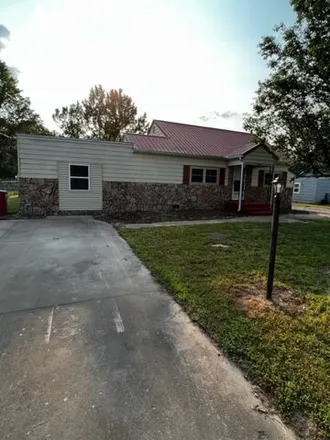 Buy this 4 bed house on 351 Broadway Street in Sikeston, MO 63801