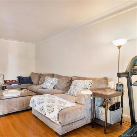 Image 2 - 2430 Woodhull Avenue, New York, NY 10469, USA - Townhouse for sale