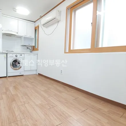 Rent this studio apartment on 서울특별시 서대문구 창천동 52-25