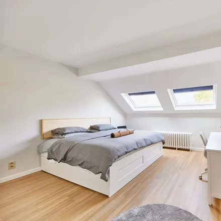 Rent this 8 bed room on Rue Washington - Washingtonstraat 5 in 1050 Ixelles - Elsene, Belgium