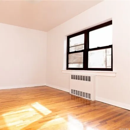 Image 9 - 52-30 39th Avenue, New York, NY 11377, USA - Apartment for sale