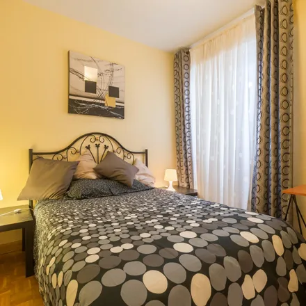 Rent this 5 bed room on Madrid in Estanco, Avenida de los Reyes Católicos