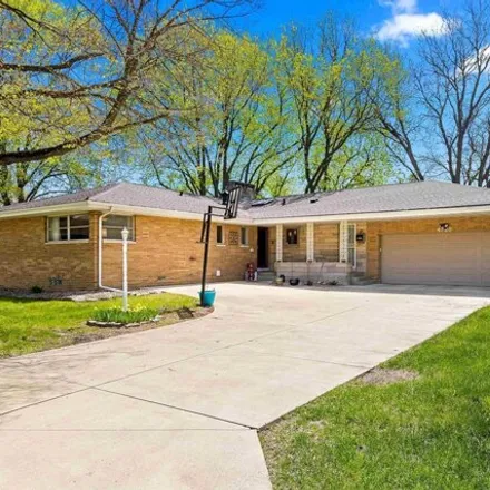 Image 2 - 4700 North Idlewood Court, Peoria, IL 61614, USA - House for sale