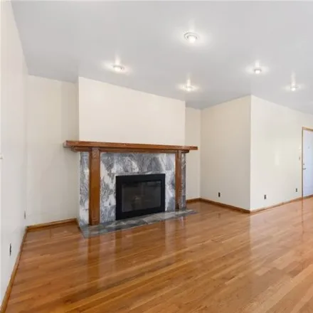 Image 3 - 21-62 24th Street, New York, NY 11105, USA - House for sale