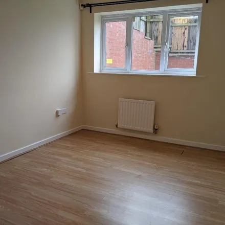 Image 9 - Kenninghall Mount, Sheffield, S2 3WX, United Kingdom - Apartment for rent