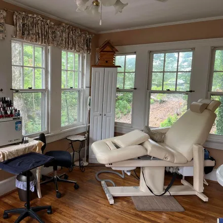 Image 5 - TLC Salon and Spa, 801 Broad Street, Milford, Pike County, PA 18337, USA - House for sale