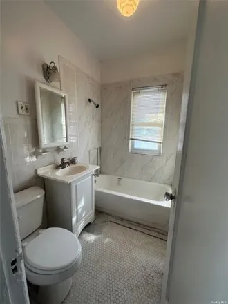 Image 6 - 25-01 Edgemere Avenue, New York, NY 11691, USA - House for sale