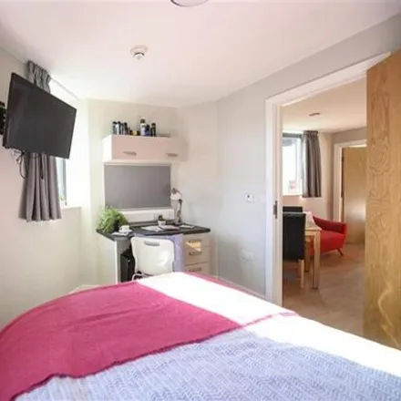 Rent this 3 bed room on Queen Street in Sheffield, S1 1WR